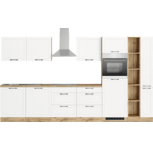 Küchenzeile mit weißen Schränken, Dunstabzugshaube und Backofen