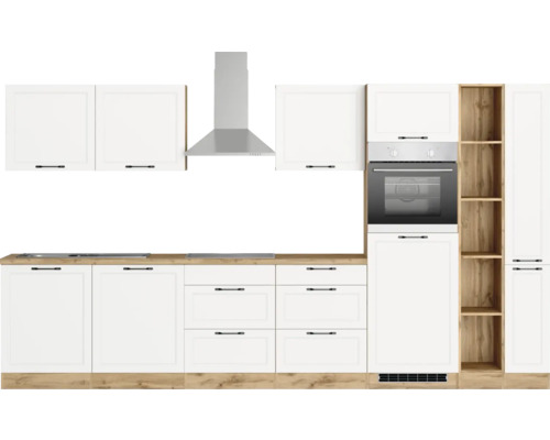 Küchenzeile mit weißen Schränken, Dunstabzugshaube und Backofen