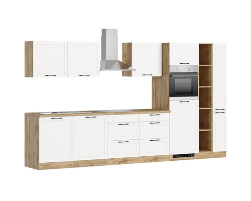 Komplette Küche mit weißen Fronten, Dunstabzugshaube und Einbaubackofen