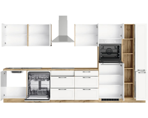 Komplette Küchenzeile mit Geschirrspüler, Herd, Dunstabzugshaube und Schränken.