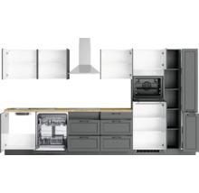 Küchenzeile mit Spüle, Spülmaschine, Schubladen, Backofen, Dunstabzugshaube und Schränken