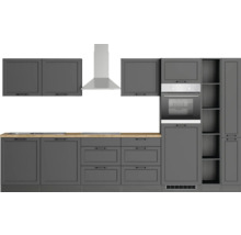 Moderne graue Küchenzeile mit Arbeitsplatte, Dunstabzugshaube und Einbaubackofen