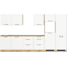 Küchenzeile mit weißen Schränken und hölzernen Arbeitsplatten