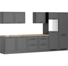 Komplette graue Küche mit Hängeschränken, Unterschränken und Arbeitsplatte aus Holz