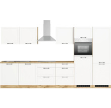 Komplette Küche mit weißen Schränken, Dunstabzugshaube und integriertem Ofen