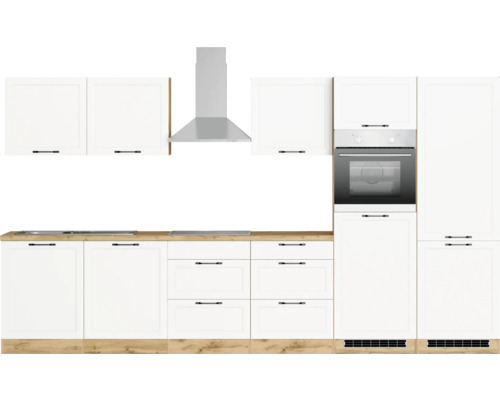 Komplette Küche mit weißen Schränken, Dunstabzugshaube und integriertem Ofen