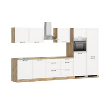 Küchenzeile mit Hängeschränken, Dunstabzugshaube und Einbaubackofen