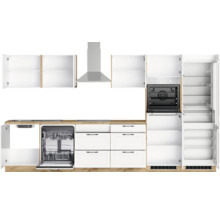 Küchenzeile mit Spüle, Geschirrspüler, Schubladen, Dunstabzugshaube, Backofen und Kühlschrank