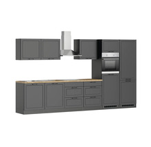 Komplette graue Küche mit Hängeschränken, Dunstabzugshaube, Ofen und Arbeitsplatte