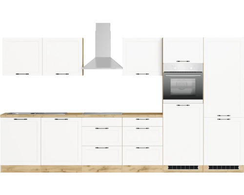 Küchenzeile mit Dunstabzugshaube und Einbaubackofen