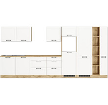 Küchenzeile mit weißen Schränken und hölzerner Arbeitsplatte