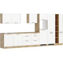 Küchenzeile mit Ober- und Unterschränken, Schubladen und Regalen