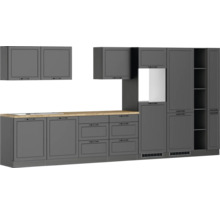 Küchenzeile mit Arbeitsplatte und mehreren Schränken zur Aufbewahrung