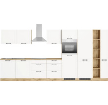 Weiße Küche mit Dunstabzugshaube und eingebautem Backofen