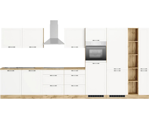 Weiße Küche mit Dunstabzugshaube und eingebautem Backofen