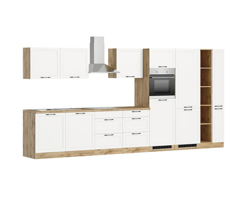 Komplette Küche mit weißen Fronten, Arbeitsplatten und Seitenwänden in Holzoptik, inklusive Dunstabzugshaube und Einbaubackofen