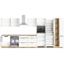 Moderne Küche mit Spüle, Geschirrspüler, Backofen, Dunstabzugshaube, Kühlschrank und Schränken