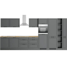 Graue Küchenzeile mit Dunstabzugshaube, Spüle, Herd, Backofen und Schränken