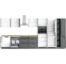 Graue Küche mit Spüle, Geschirrspüler, Herd, Dunstabzugshaube und Kühlschrank