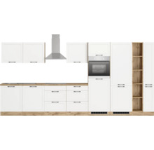 Küchenzeile mit Hängeschränken, Dunstabzugshaube und Einbaubackofen