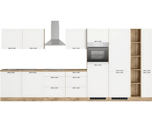 Küchenzeile mit Hängeschränken, Dunstabzugshaube und Einbaubackofen