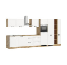 Komplette Küche mit weißen Fronten, Arbeitsplatte in Holzoptik, Dunstabzugshaube und Einbaubackofen