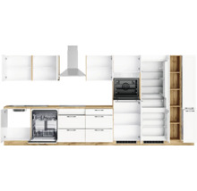 Küchenzeile mit Spüle, Geschirrspüler, Backofen, Dunstabzugshaube, Kühlschrank und Schränken