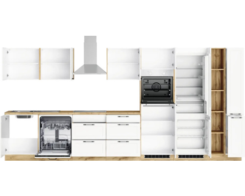 Küchenzeile mit Spüle, Geschirrspüler, Backofen, Dunstabzugshaube, Kühlschrank und Schränken