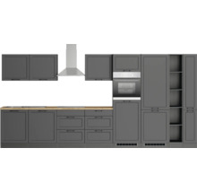 Komplette graue Küche mit Dunstabzugshaube, Einbaubackofen und Regalen