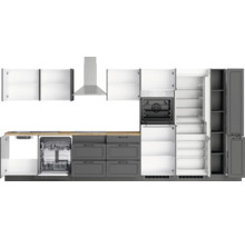 Graue Küchenzeile mit Spüle, Geschirrspüler, Herd, Dunstabzugshaube, Kühlschrank und Schränken