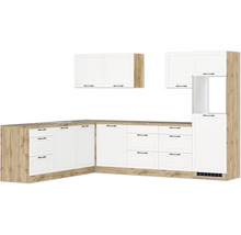 Küchenzeile mit Unterschränken, Schubladen und Hängeschränken in Holzoptik und mit weißen Fronten
