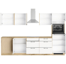 Küchenzeile mit Hängeschränken, Dunstabzugshaube, Herd und Unterschränken