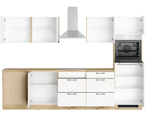 Küchenzeile mit Hängeschränken, Dunstabzugshaube, Herd und Unterschränken
