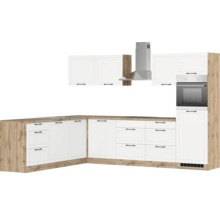 Moderne Küche mit weißen Schränken, Dunstabzugshaube und integriertem Ofen.