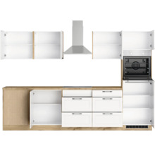 Küchenzeile mit Schränken, Schubladen, Dunstabzugshaube und Backofen
