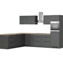 Graue Küche mit Hängeschränken, Dunstabzugshaube und Einbaubackofen