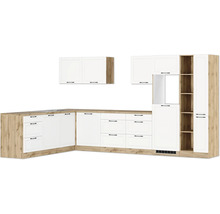 Moderne Küche mit weißen Schränken und Holzdekor