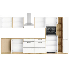 Küchenzeile mit Schränken, Schubladen, Dunstabzugshaube und Backofen