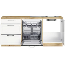 Küchenzeile mit offenem Geschirrspüler und Spüle