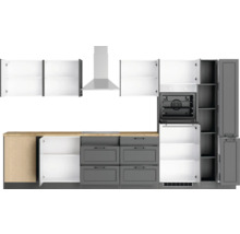 Komplette Küche mit Hängeschränken, Dunstabzugshaube, Backofen und Unterschränken.