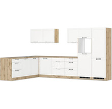 Küchenzeile mit weißen Fronten und Arbeitsplatte in Holzoptik