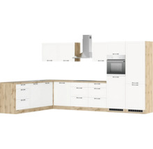 Komplette Küche mit Dunstabzugshaube, Backofen und Schränken in Holzoptik und Weiß