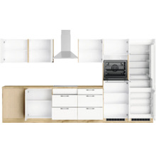 Komplette Küche mit Hängeschränken, Dunstabzugshaube, Backofen, Kühlschrank und Unterschränken