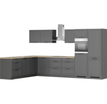 Graue Küchenzeile mit Hängeschränken, Dunstabzugshaube und Einbaubackofen