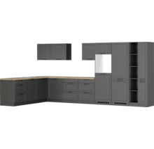 Küchenzeile mit Unterschränken, Arbeitsplatte und Hängeschränken