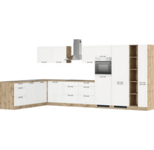 Komplette Küche mit Dunstabzugshaube, Herd und Schränken in heller Holzoptik und Weiß