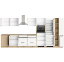 Moderne Küche mit weißen Schränken, Dunstabzugshaube und Einbaugeräten