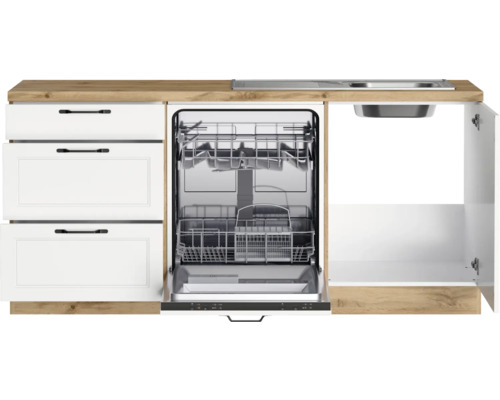 Küchenzeile mit Spüle, Geschirrspüler und Schränken