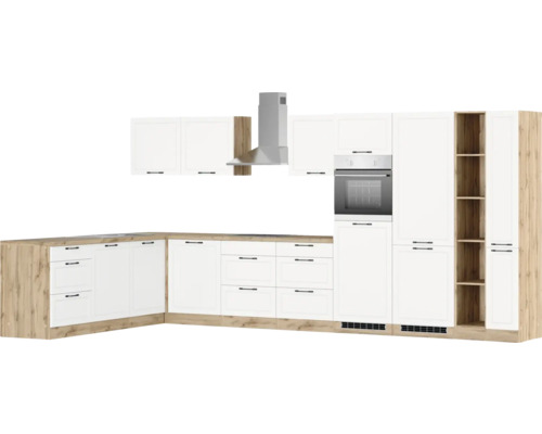 Komplette Küche mit Spüle, Herd, Dunstabzugshaube und Schränken in hellem Holzdekor und weißen Fronten