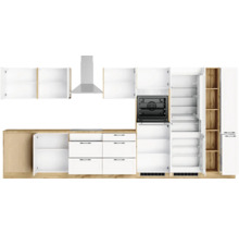 Küchenzeile mit Hängeschränken, Dunstabzugshaube, Backofen, Kühlschrank und Unterschränken